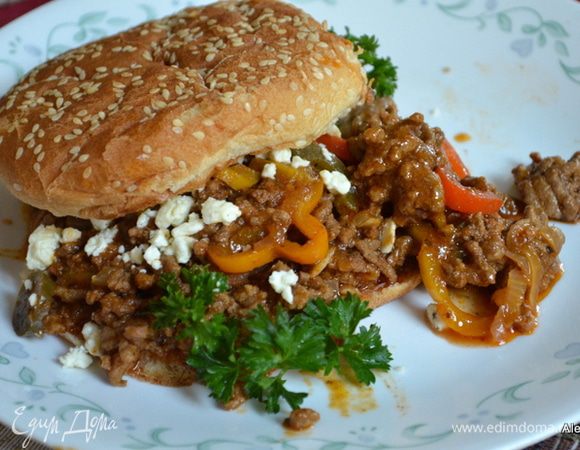 Посолим и поперчим, добавим 1 стол.л  сок лайма, кинзу по желанию и подаем на булочках с фетой или сыром. Приятного аппетита.