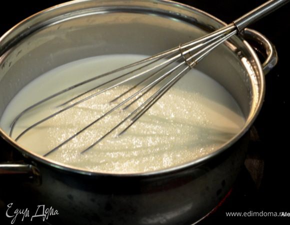 В кастрюльке смешаем сахар 3/4 стакана, крахмал 1/4 стакана, соль 1/4 ч.л. Добавим сливки 2 1/2 стакана, перемешаем. Готовим на огне, тщательно помешиваем. Как закипит и загустеет, снимем с огня.
Можно процедить через сито.