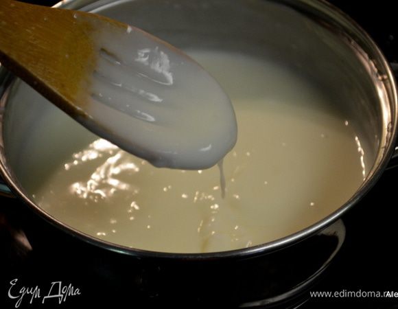 Добавим слив. масло, коричневый сахар 1/4 стакана, ванил. экстракт. Помешиваем до растворения сливочного масла.