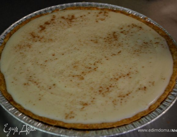Выльем на приготовленную основу и сверху посыплем корицей. Поставим в разогретую духовку на 160°С на 35 мин. Центр будет жидким. Дадим остыть 1 час и поставим в холодильник на 6-8 часов.