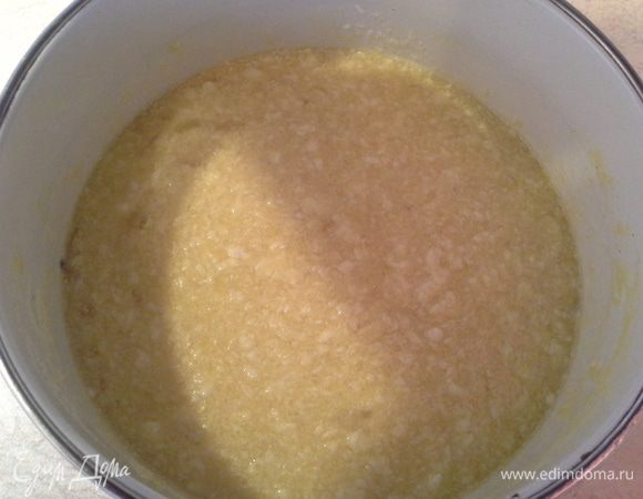 Масло (размягченное) растираем с сахаром. Добавляем яйца, все перемешиваем.