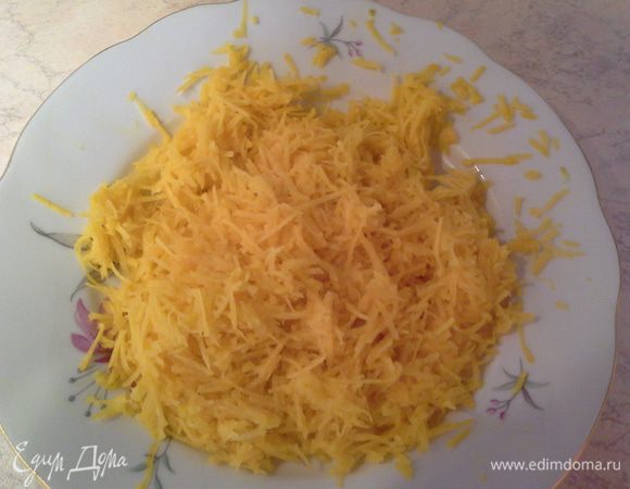 Трем на средней терке тыкву