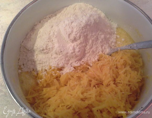 Кладем в приготовленную яично-масляную смесь тыкву и муку. 