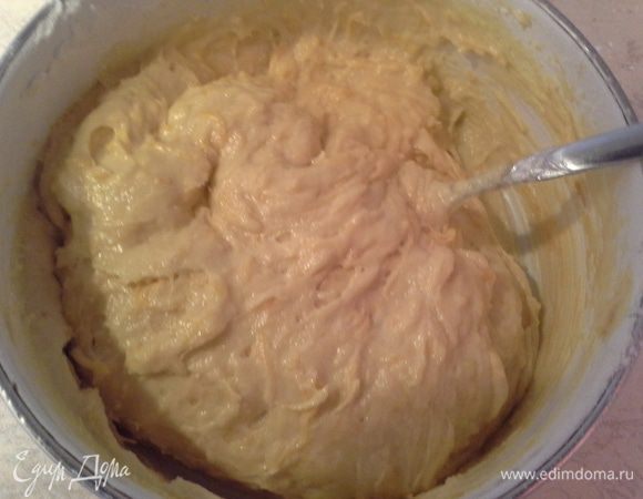 Замешиваем тесто. Оно по консистенции должно напоминать густую сметану.