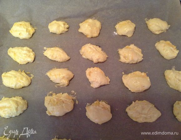 Выкладываем на противень с пергаментом тесто маленькой ложечкой. Ложечку обмакиваем в воду, для того чтобы тесто не прилипало.
Ставим в разогретую до 180 градусов духовку на 25 мин
