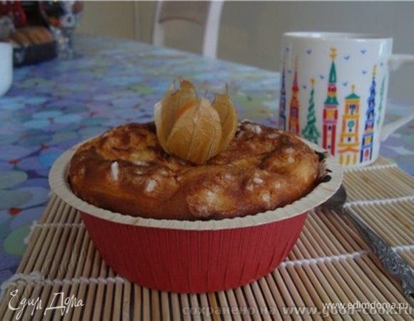 Верх смазать сметаной и посыпать крупным сахаром для выпечки.
Выпекать в разогретой до 200 гр. духовке 15-20 минут до зарумянивания верха.