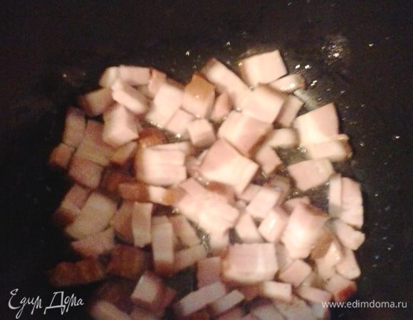 В казане или любой другой кастрюле с толстым дном обжариваем бекон.