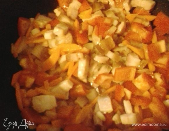 Затем добавляем нарезанный кубиком перец,тушим еще 3 минуты.