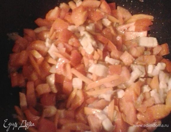 К овощам добавляем очищенные от кожуры и нарезанные кубиками помидоры.
