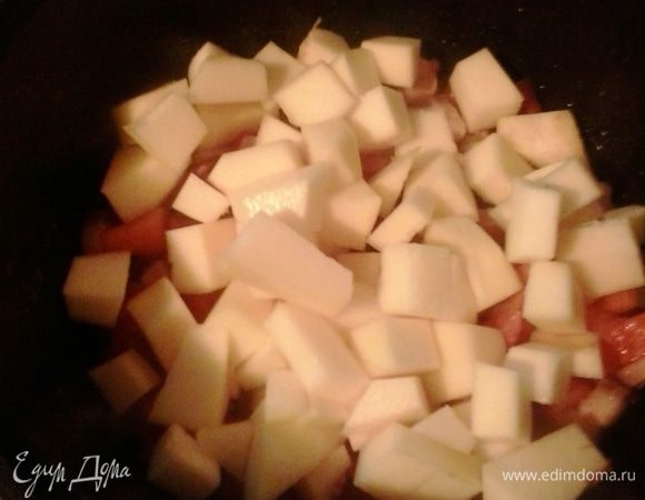 Через 5 минут выкладываем в кастрюлю тыкву, также порезанную кубиком и тушим минут 10, до полуготовности тыквы.