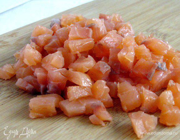 Нарежьте семгу небольшим кубиком. Немного оставьте для украшения.