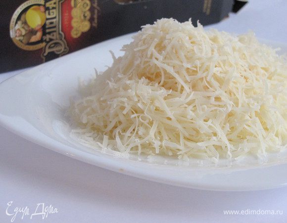 Сыр Джюгас натрите на мелкой терке.