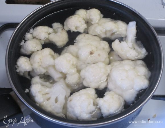 Цветную капусту вымыть, разделить на соцветия, отварить в подсоленной воде 5-10 минут.
