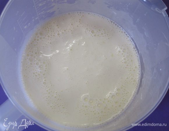 Влить сливки, молоко. Посолить, добавить тертый мускатный орех.