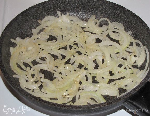 Лук нарежьте тонкими полукольцами и обжарьте до прозрачности.