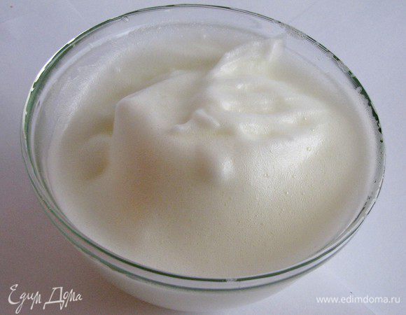  Белки взбейте в крепкую пену. 