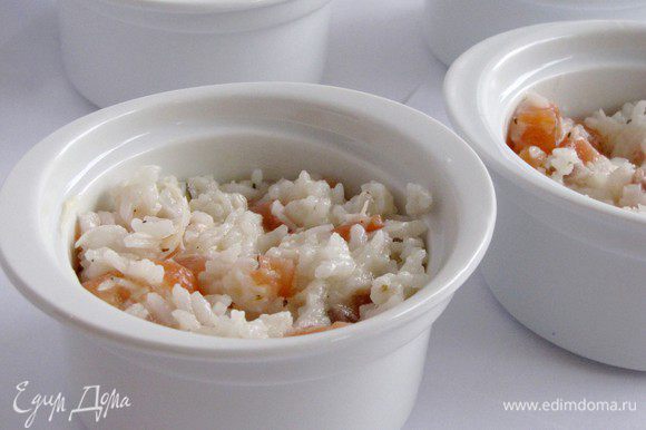 Добавьте взбитые белки к рису и семге, аккуратно перемешайте (чтобы белок не опал). Разложите смесь в смазанные сливочным маслом порционные формочки.