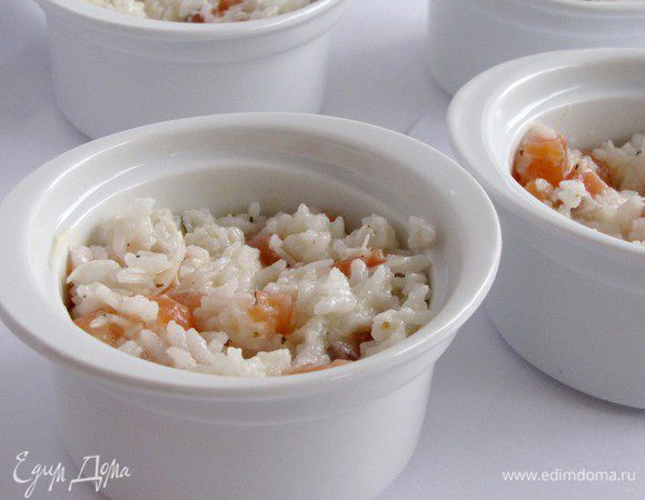 Добавьте взбитые белки к рису и семге, аккуратно перемешайте (чтобы белок не опал). Разложите смесь в смазанные  сливочным маслом порционные формочки.