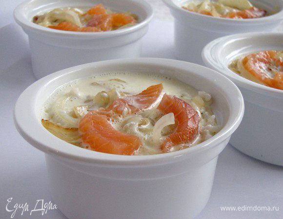 Взбейте желтки со сметаной и полейте сверху.