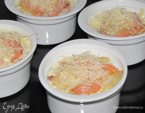 Немного посыпьте тертым сыром и поставьте в духовку разогретую до 230 град. примерно  на 10 минут.