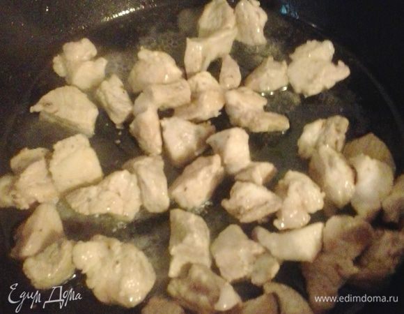 В глубокой сковороде обжариваем свинину минут 5. Добавляем нарезанный кубиком лук и бульон и тушим 15–20 минут.