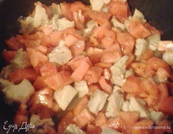 К мясу добавляем очищенные от кожуры и порезанные кубиком помидоры, тушить еще 5 минут.