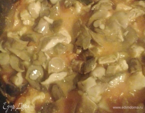 В сковороду к мясу и овощам добавляем произвольно нарезанные грибы и тушим еще 5 минут. Солим,посыпаем розмарином, сушеным базиликом и свежемолотым перцем. Перемешиваем с отварными макаронами. Готово! Перед подачей посыпать тертым сыром и рубленой зеленью.