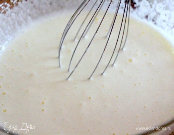 Взбиваем яйца и желтки с сахаром.