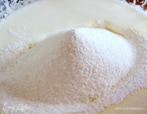 Просеиваем в тесто муку с разрыхлителем.