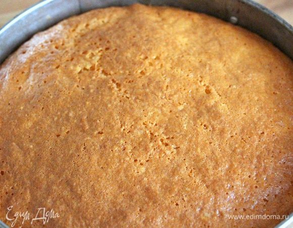 Затем аккуратно выливаем сверху тесто. Выпекаем пирог в разогретой до 150 градусов духовке 1 час.