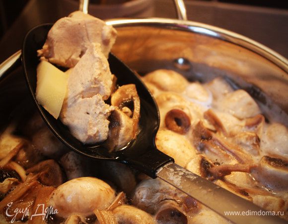 Отварить почищенный и порезанный картофель и куриную грудку.
Помыть шампиньоны, добавить в "бульон" и тоже проварить несколько минут.
