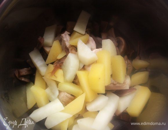 Слить (но не выливать) бульон, так чтобы грудка, картофель и грибы остались в кастрюле.