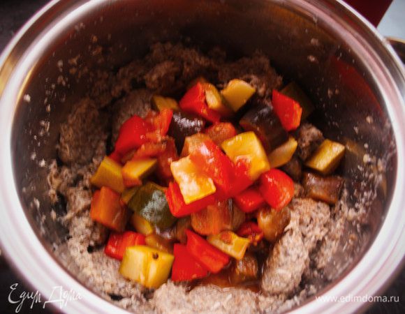 Приготовить зажарку из перца, цукини и баклажана.
Добавить зажарку в кастрюлю.