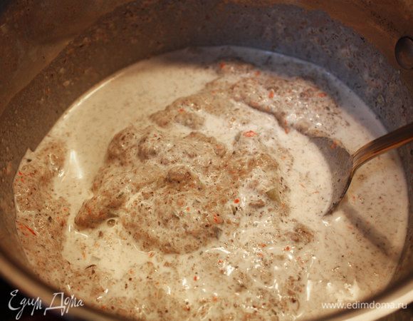 Блендером перемолоть овощи и перемешать с грибной массой.
Поставить на огонь и, помешивая, добавлять сливки. Чем жирнее сливки, тем более сливочный вкус будет у супа. Если у Вас в наличии оказалось не очень много сливок, можно часть их заменить бульоном, оставшимся после варки курицы и картофеля.