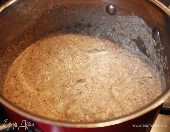 Довести до кипения, добавить соль и перец по вкусу, добавить мускатный орех.

Подавая на стол, тарелочку с супом хорошо бы украсить гренками и петрушкой.
Приятного аппетита, дорогие!
