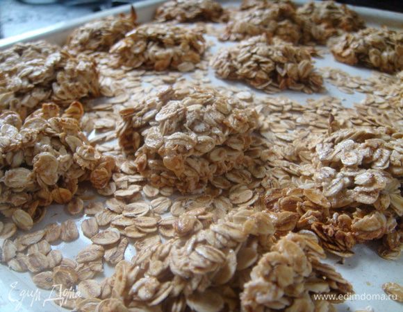 Можно рассыпать крупу на противень и выложить их на крупу