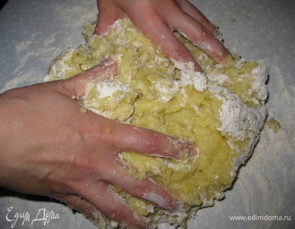 Начать смешивать все руками, добавляя немного муки. Замешивать тесто быстро и аккуратно, чем больше вы его месите, тем более оно будет упругим и твердым, а нам этого не нужно. Тесто должно быть мягким, не липким и легким для формирования.