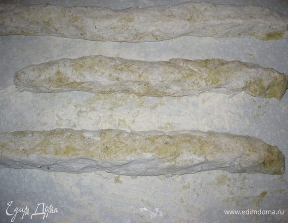 Разделить тесто на 3 равных куска.