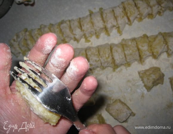 Раскатать кусок в длинную сосиску, нарезать на маленькие ромбики и с помощью вилки сделать на ромбиках насечки (исключительно для красоты). Ньоккам можно придать другой рисунок, например, прижав к колючей стороне терки. Стол должен быть посыпан мукой, чтобы ньокки не прилипли.