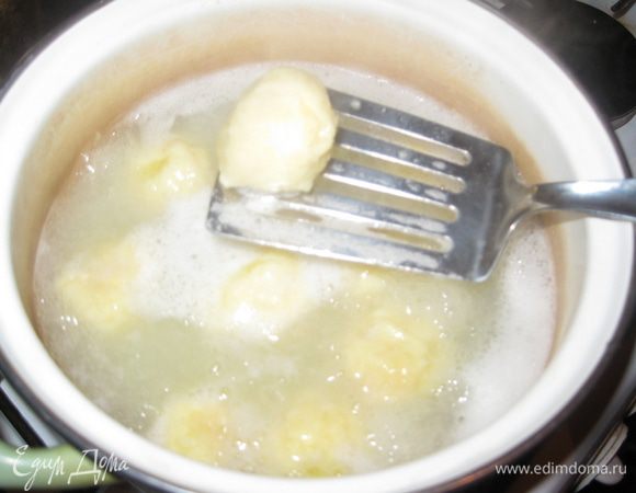 Вскипятить в кастрюле большое количество воды с солью, опускать ньокки небольшими партиями. Как всплывут на поверхность, 10 секунд — и вынимаем шумовкой.