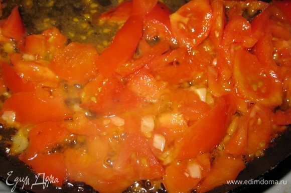 Порезать 300 г спелых помидоров. Нагреть тонкий слой оливкового масла в сковороде. Высыпать туда помидоры, мелко порезанный чеснок. Все перемешать, посолить и обжаривать несколько секунд, пока они не потемнеют.