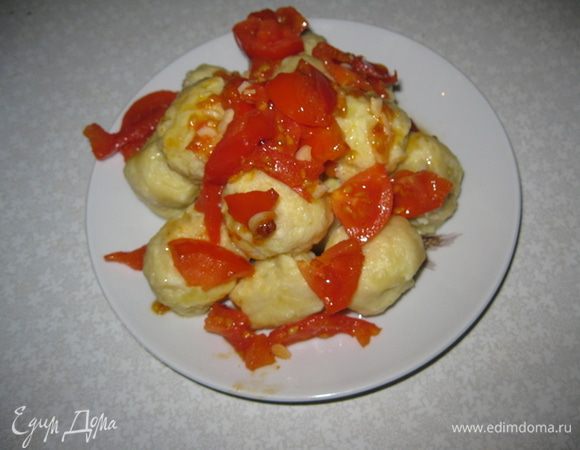 Сложить ньокки в блюдо сверху посыпать соусом из помидор и тертым сыром Джюгас (или пармезан). 

Приятного аппетита!