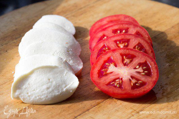 Моцареллу и томаты нарезать на ломтики по 6 шт. Посолить их по вкусу.