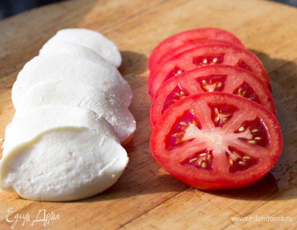Моцареллу и томаты нарезать на ломтики по 6 шт. Посолить их по вкусу.