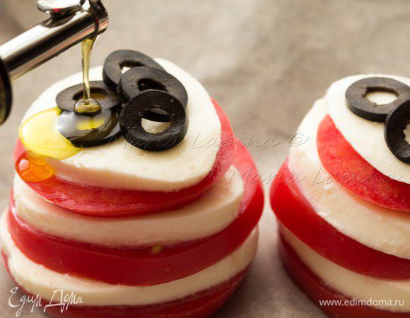 Оливки нарезать кружочками и выложить на башенки, сверху сбрызнуть оливковым маслом. Можно присыпать итальянскими сухими травами, такими как базилик, орегано, чабер.