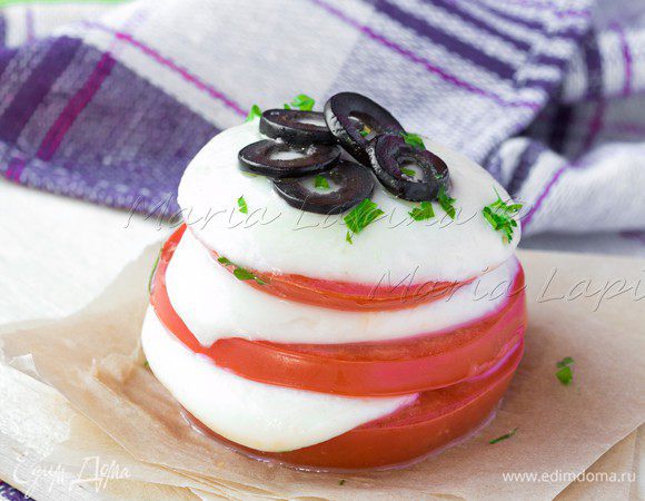 Башенки поставить в форму с пекарской бумагой и запекать под грилем 2-3 минуты, пока сыр не начнет плавится.