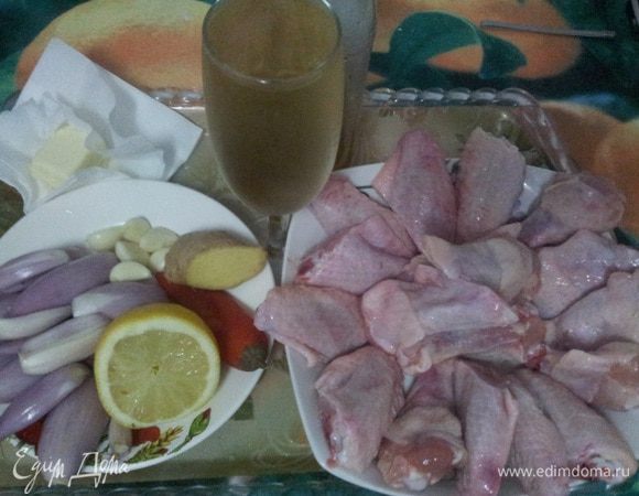 Подготовить все ингредиенты:  разделить крылышки на фаланги, промыть и обсушить их, очистить лук-шалот и чеснок. 