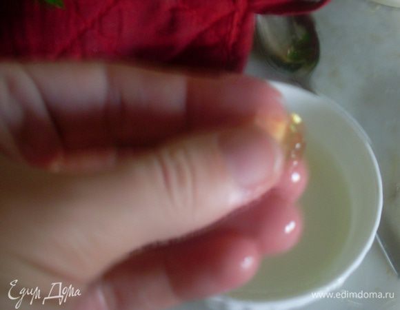 Варить до пробы на твердый шарик (у меня нет специального терпометра для сахара, температура должна быть около 145 градусов). 