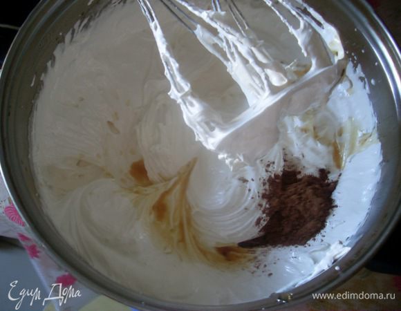Готовый горячий сироп тонкой струйкой вливать в белки, продолжая взбивание. Масса будет пенится и сильно вырастет в объеме, потом уплотнится и немного осядет. Добавить ванильный экстракт и какао.