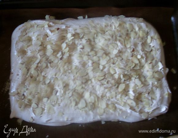 Выложить нугу остывать. Я добавила к нуге миндальных лепестков и поставила остывать. 